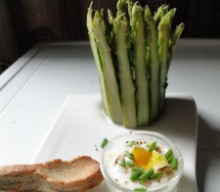 Charlotte d’asperges, oeuf de caille cocotte et crackers pavot paprika